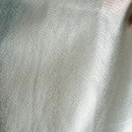 রোলগুলিতে বিনামূল্যে নমুনা 40 ডিগ্রি সাদা পিভিএ ঠান্ডা জলে দ্রবণীয় ননবোভেন ফ্যাব্রিক
